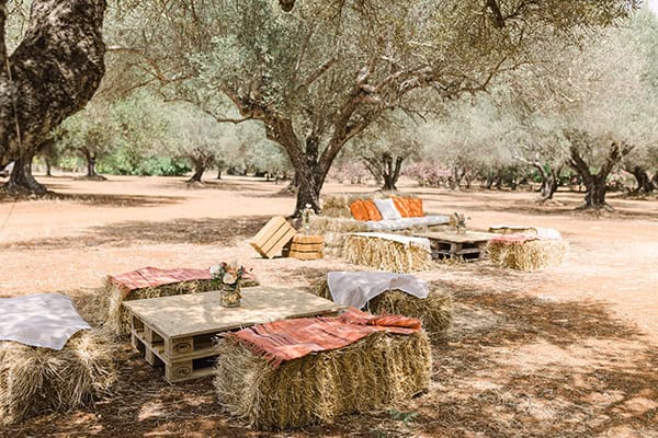 boho-chic-decoration-wedding-reception-vivid-rustic-elements_18x