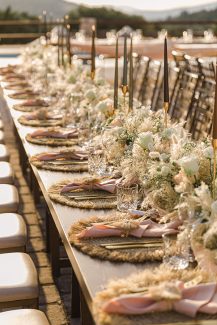 Boho styled στολισμός τραπεζιών δεξίωσης με τριαντάφυλλα και κεριά Boho styled στολισμός τραπεζιών δεξίωσης με τριαντάφυλλα και κεριά