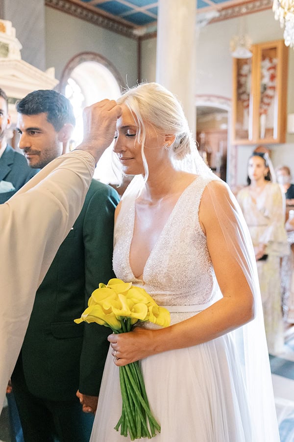 Μονόχρωμη νυφική ανθοδέσμη με κίτρινες κάλλες