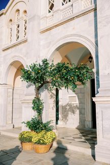 Ρουστίκ στολισμός εισόδου εκκλησίας με χρυσάνθεμα