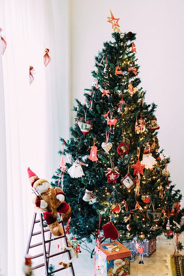 elegant-christmas-wedding-volos-black-gold-details_04x