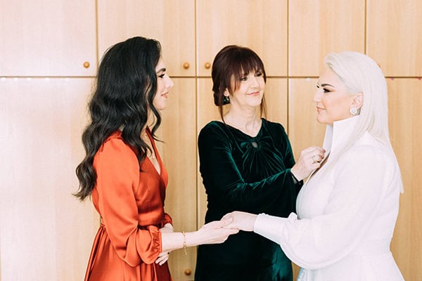 elegant-christmas-wedding-volos-black-gold-details_06