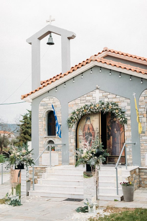 elegant-christmas-wedding-volos-black-gold-details_08x