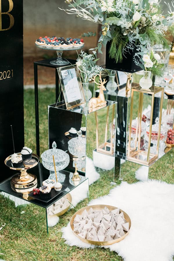 elegant-christmas-wedding-volos-black-gold-details_11x