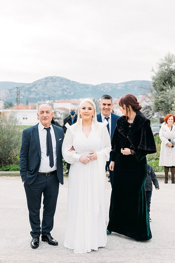 elegant-christmas-wedding-volos-black-gold-details_14