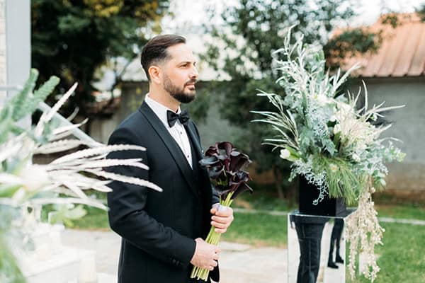 elegant-christmas-wedding-volos-black-gold-details_14w