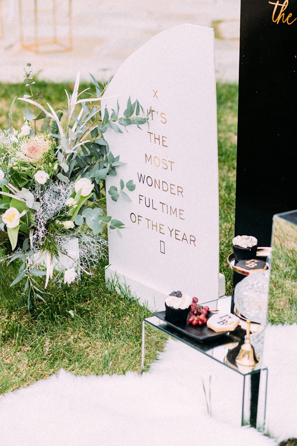 elegant-christmas-wedding-volos-black-gold-details_14zz