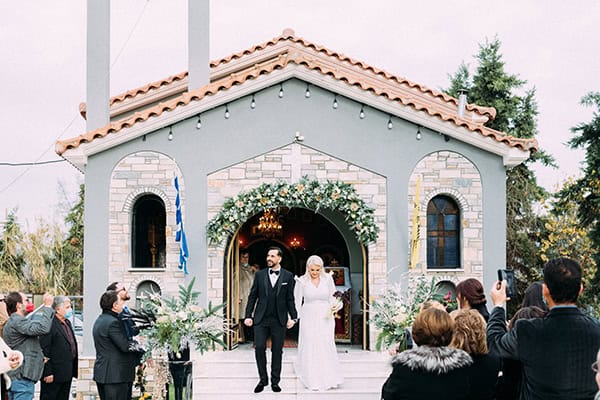 elegant-christmas-wedding-volos-black-gold-details_15