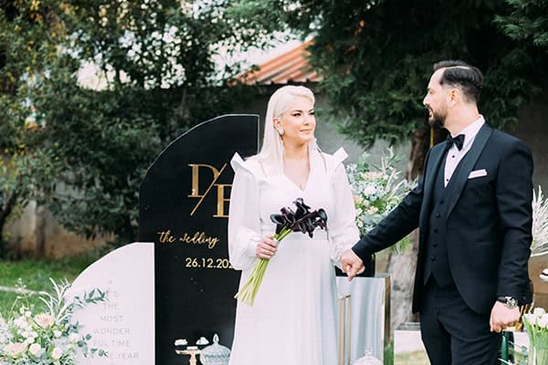 elegant-christmas-wedding-volos-black-gold-details_20