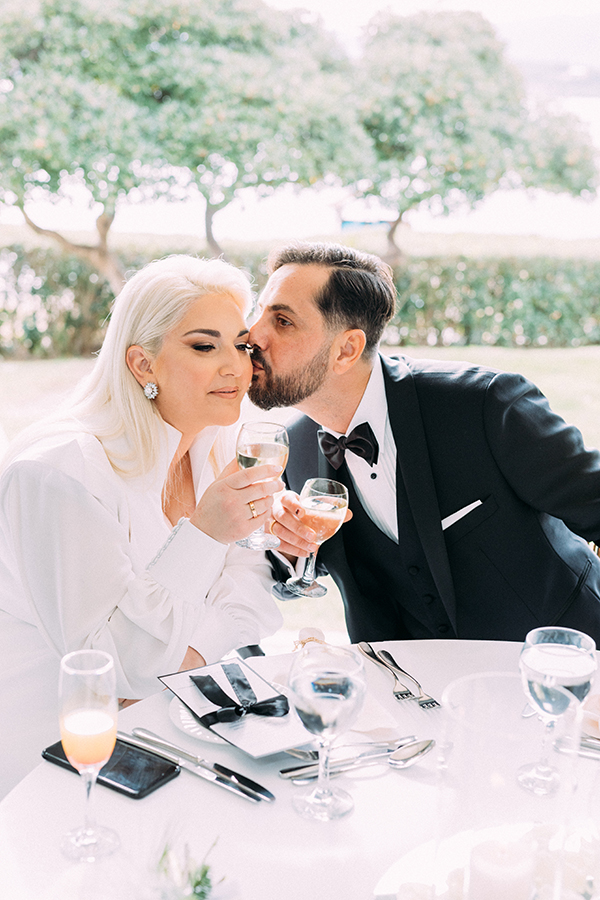 elegant-christmas-wedding-volos-black-gold-details_32