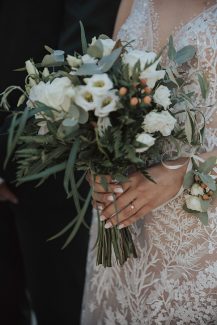 Πλούσια νυφική ανθοδέσμη με ευκάλυπτο και λευκά άνθη