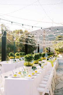 Ιδέες φωτισμού δεξίωσης με φωτάκια σε εξωτερικό χώρο