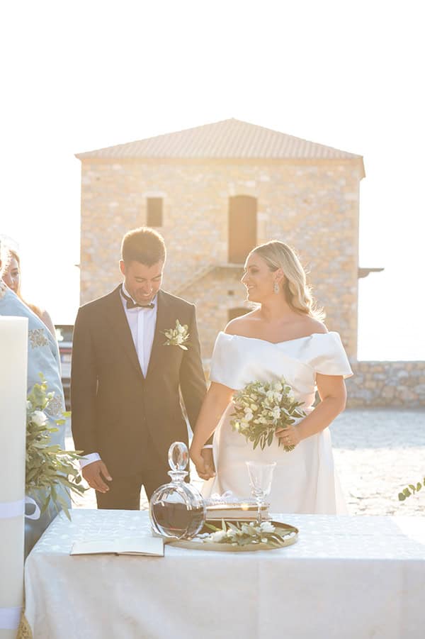 romantic-summer-wedding-mani-white-blooms-olives_01