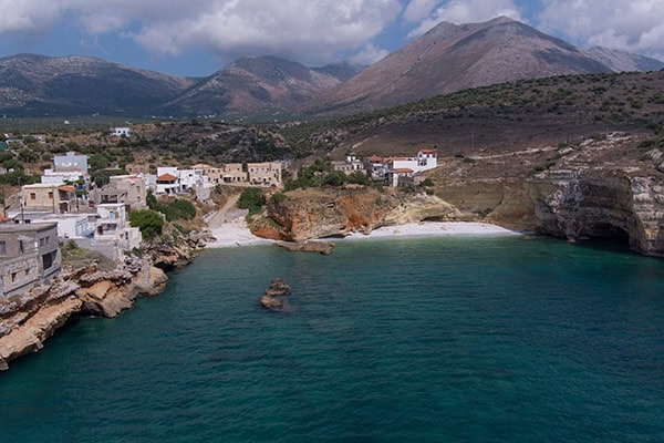 romantic-summer-wedding-mani-white-blooms-olives_03