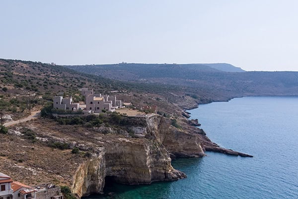 romantic-summer-wedding-mani-white-blooms-olives_06