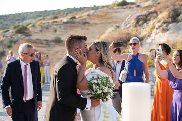 romantic-summer-wedding-mani-white-blooms-olives_09