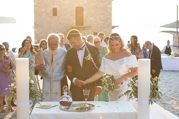 romantic-summer-wedding-mani-white-blooms-olives_11