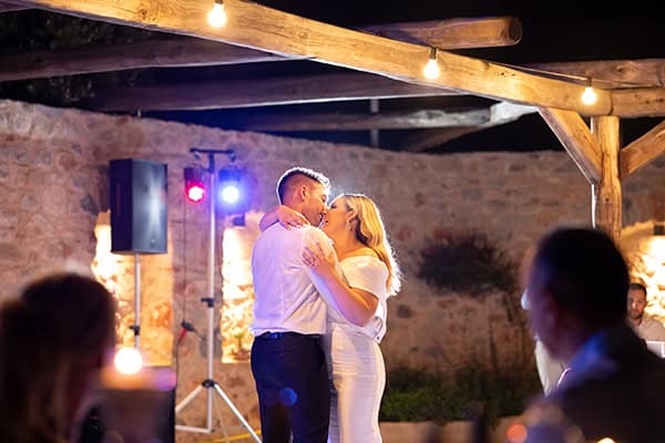 romantic-summer-wedding-mani-white-blooms-olives_20