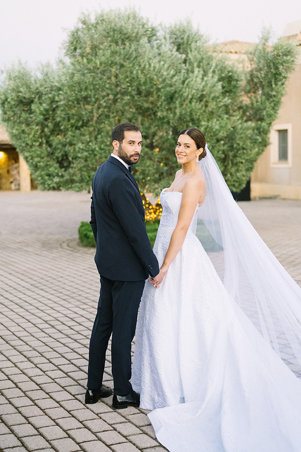 rustic-summer-wedding-athens-impressive-florals-various-hues_05