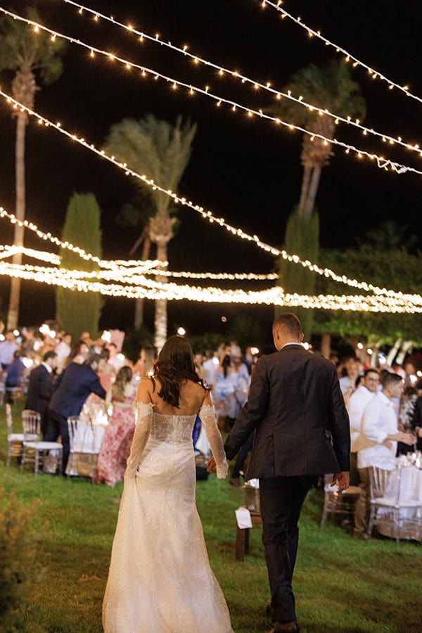 stylish-fall-wedding-limassol-roses-deep-red-color_26