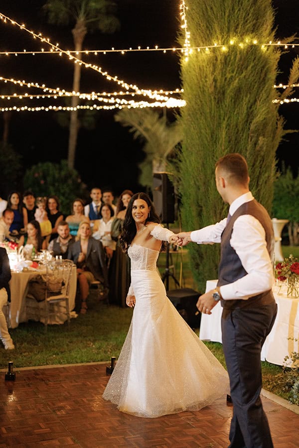 stylish-fall-wedding-limassol-roses-deep-red-color_34