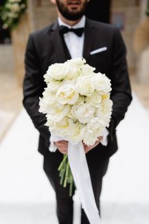 Μονόχρωμη νυφική ανθοδέσμη με κατάλευκες παιώνιες και τριαντάφυλλα