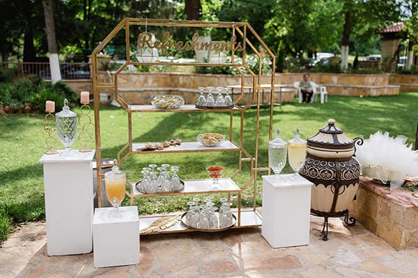 Refreshing metallic drink stand με λεμονάδα κι άλλα δροσιστικά