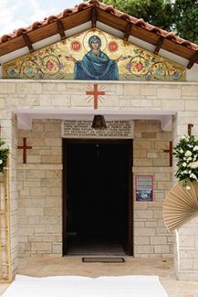 Ρομαντικός στολισμός εισόδου εκκλησίας με παιώνιες και τριαντάφυλλα