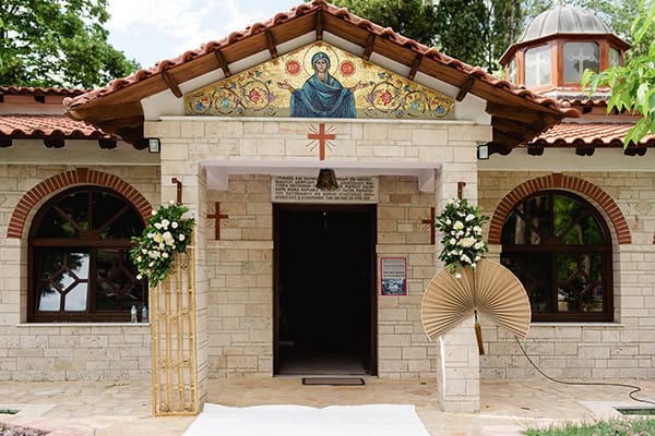 Ρομαντικός στολισμός εισόδου εκκλησίας με παιώνιες και τριαντάφυλλα