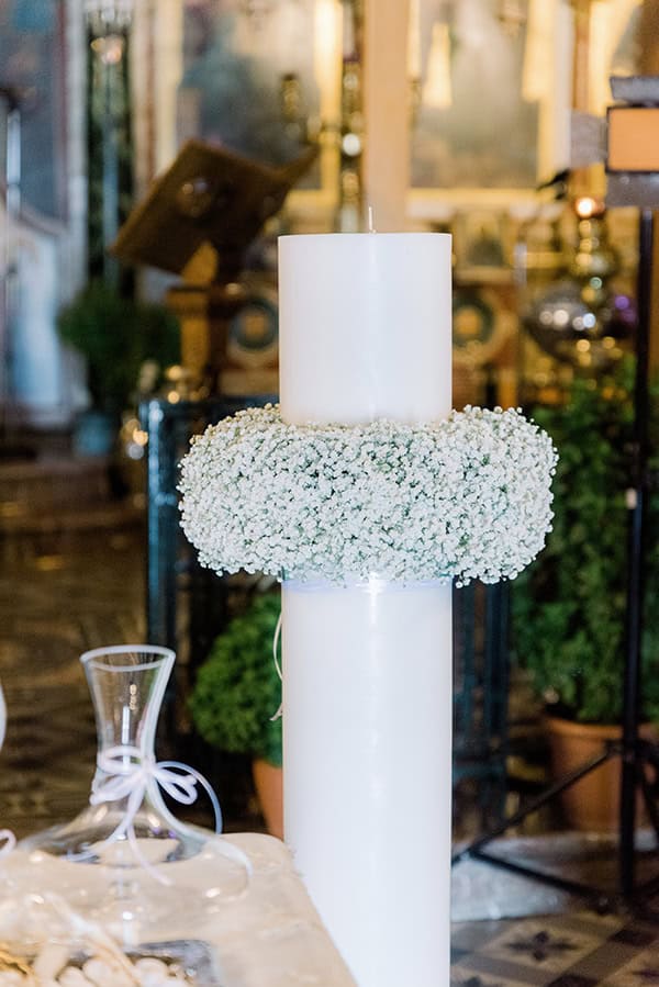 Λευκή λαμπάδα εκκλησίας που αγκαλιάζεται από γυψοφίλη