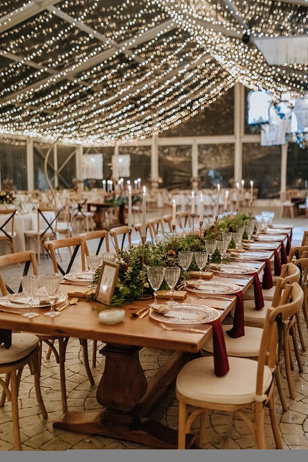 Στολισμός τραπεζιού δεξίωσης με γιρλάντα και κεριά