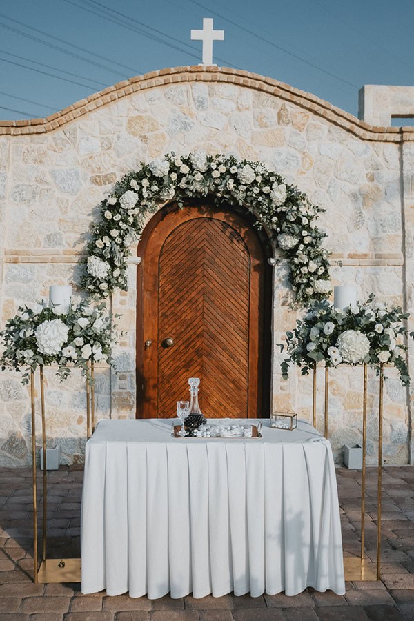 beautiful-summer-wedding-athens-white-floral-arrangements-lush-greenery_21x