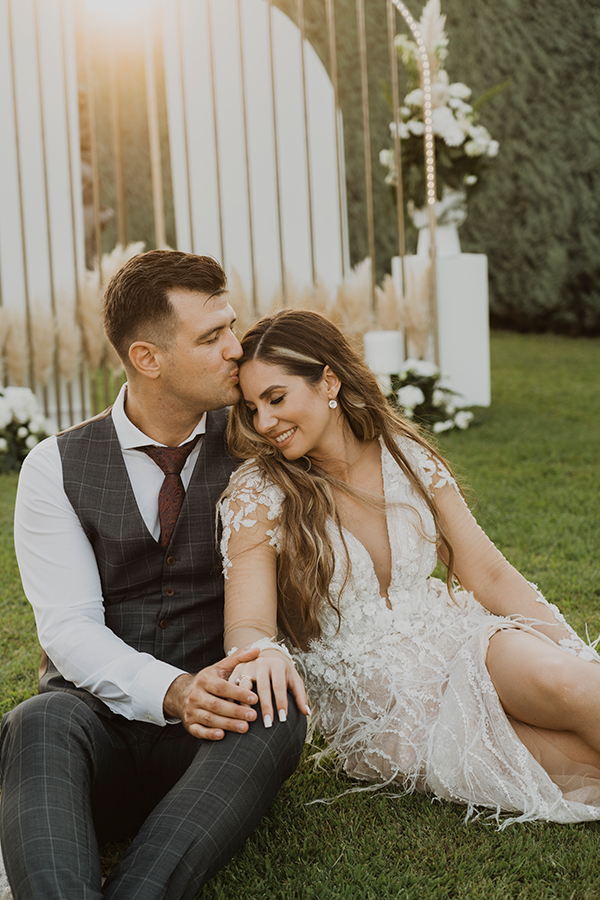boho-chic-wedding-ktima-elena-white-blooms-pampas-grass_01