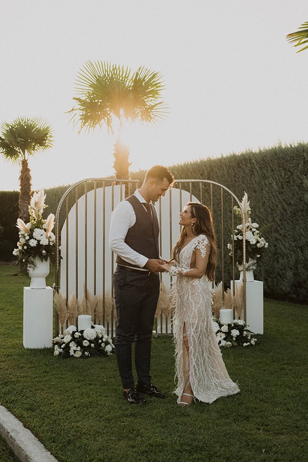 boho-chic-wedding-ktima-elena-white-blooms-pampas-grass_01x