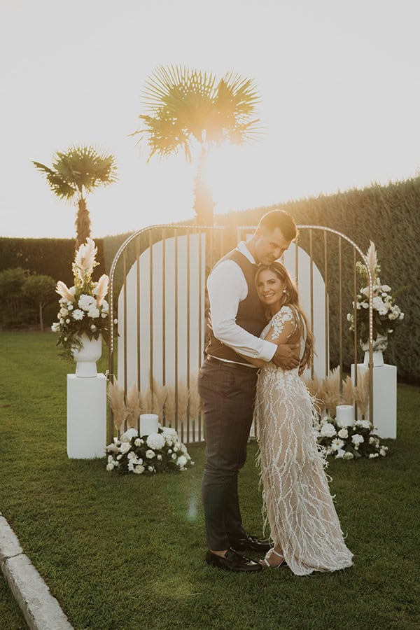boho-chic-wedding-ktima-elena-white-blooms-pampas-grass_05