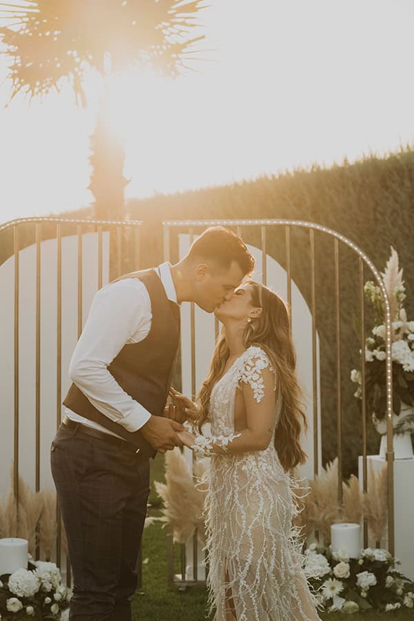 boho-chic-wedding-ktima-elena-white-blooms-pampas-grass_06