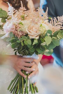 Simply chic νυφικό μπουκέτο με αστίλβη και ευκάλυπτο