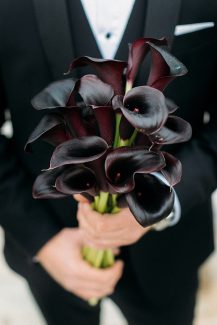 Εντυπωσιακή νυφική ανθοδέσμη με μαύρες κάλλες