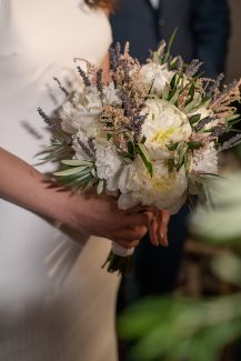 Όμορφη νυφική ανθοδέσμη με παιώνιες και ελιά