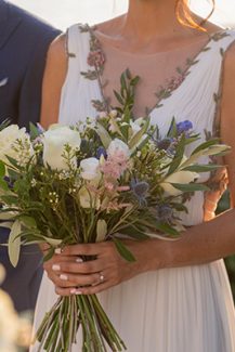 Chic νυφική ανθοδέσμη με μωβ λίλιουμ και λυσίανθο