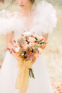 Ιδιαίτερη νυφική ανθοδέσμη με αποξηραμένα άνθη σε φθινοπωρινές αποχρώσεις