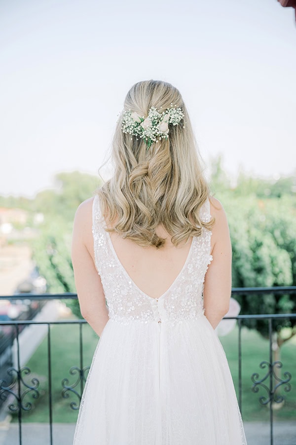 Ρομαντικό νυφικό χτένισμα με ανάλαφρη μπούκλα
