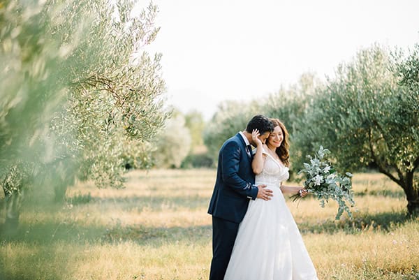 chic-summer-wedding-kozani-lush-romantic-floral-arrangments_03