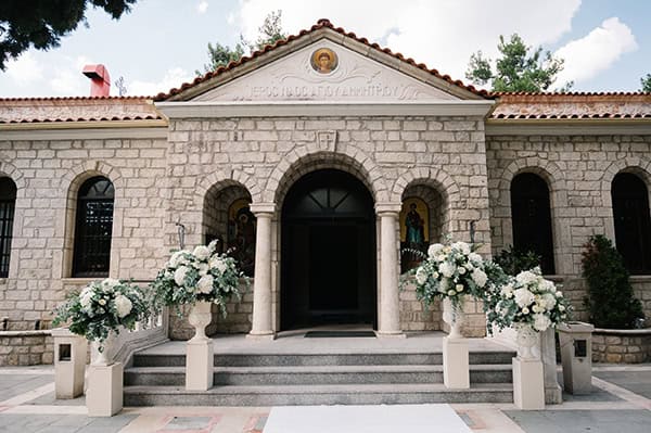 chic-summer-wedding-kozani-lush-romantic-floral-arrangments_17