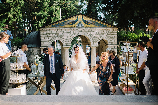 chic-summer-wedding-kozani-lush-romantic-floral-arrangments_30