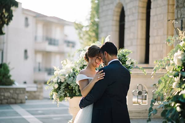 chic-summer-wedding-kozani-lush-romantic-floral-arrangments_39