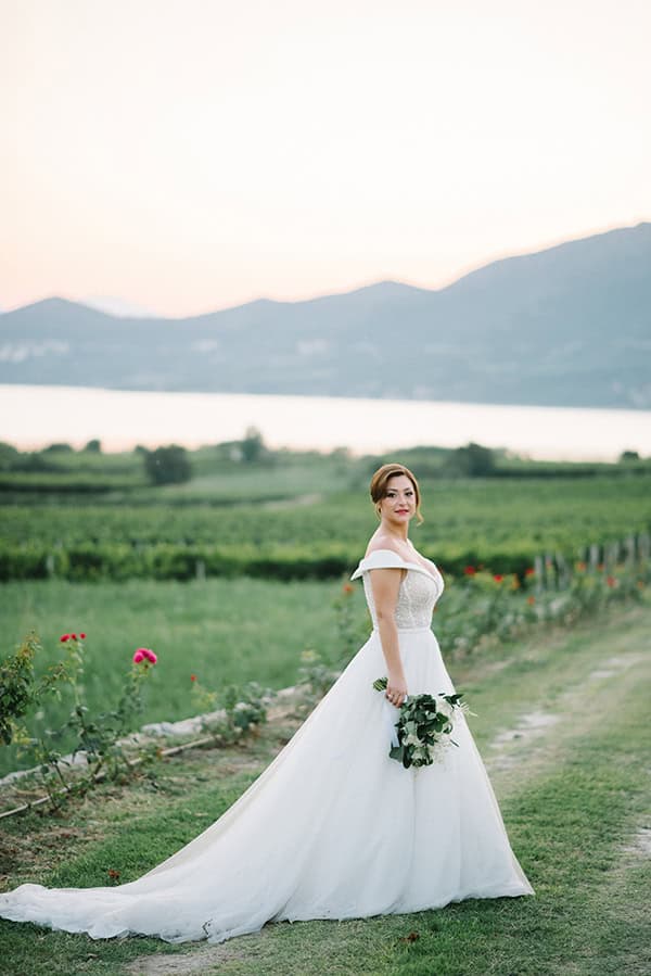 chic-summer-wedding-kozani-lush-romantic-floral-arrangments_44