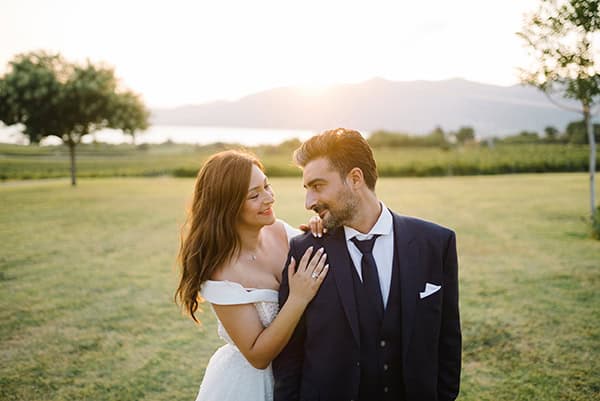 chic-summer-wedding-kozani-lush-romantic-floral-arrangments_57