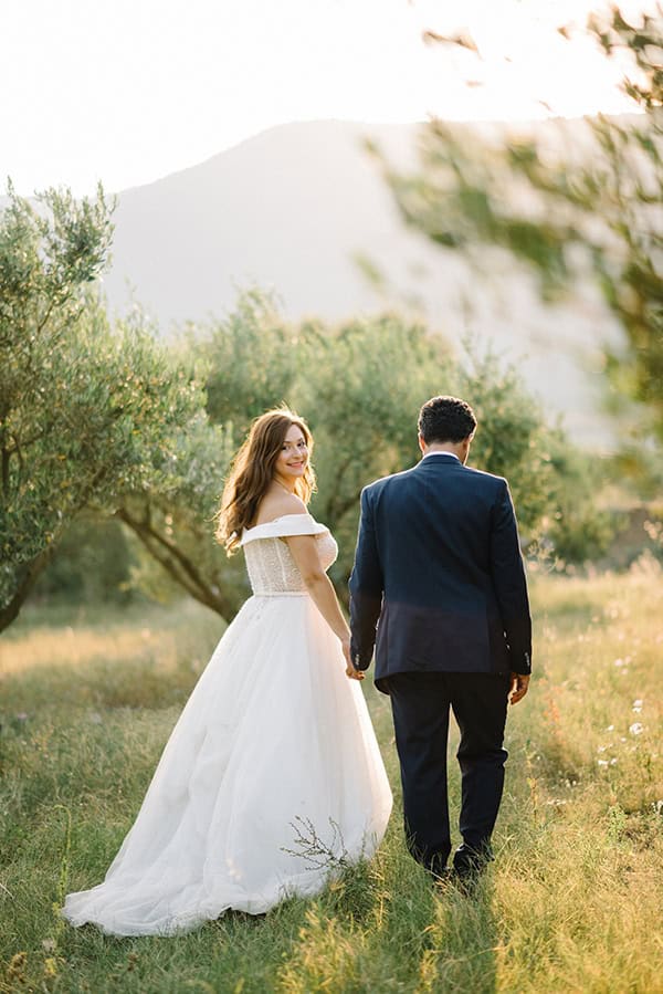 chic-summer-wedding-kozani-lush-romantic-floral-arrangments_58