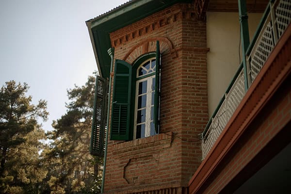 colorful-summer-wedding-platres-modern-touches_13x